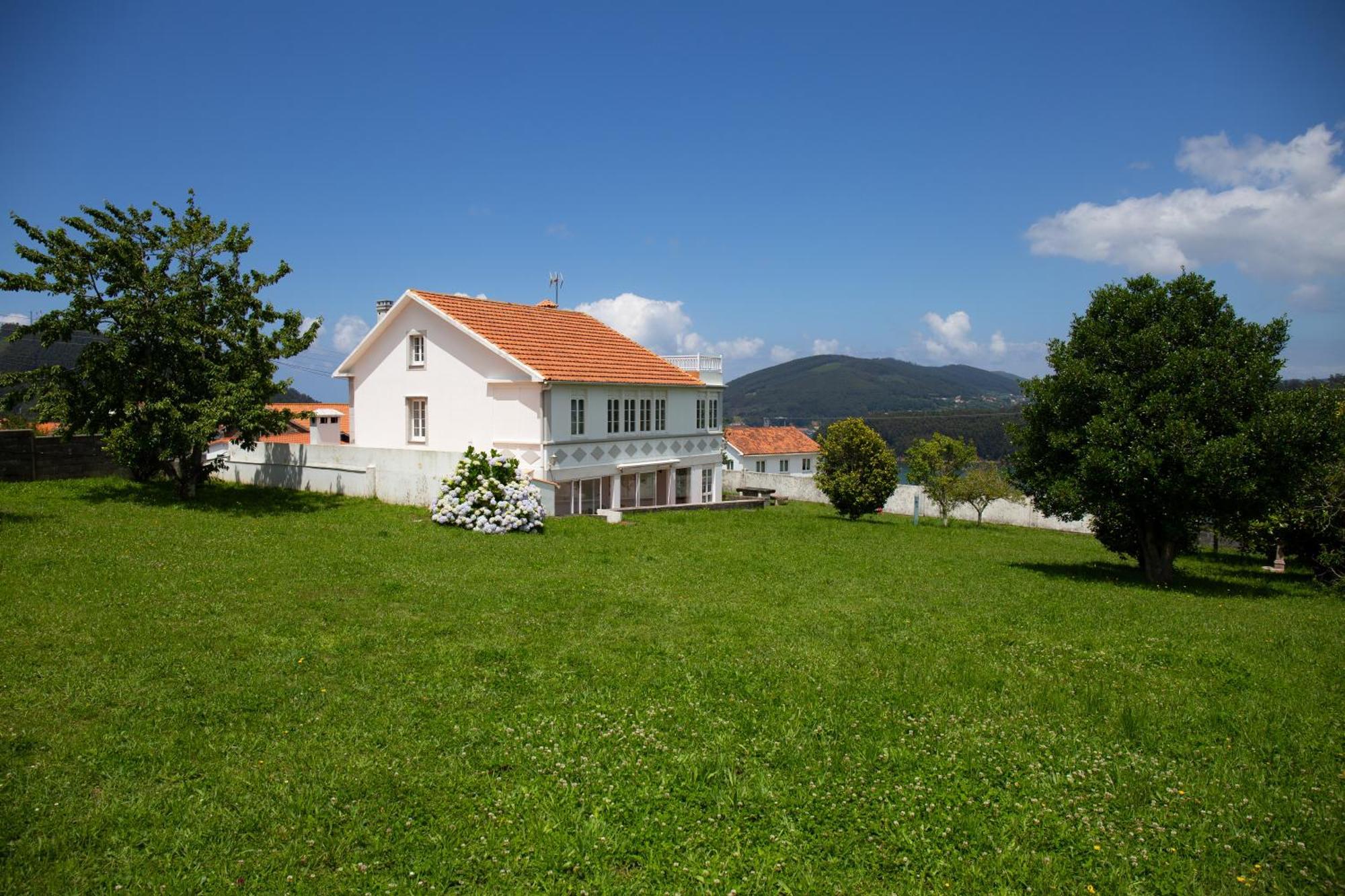 Beachfront Surf & Holiday House, Charming & Quiet Villarrube المظهر الخارجي الصورة